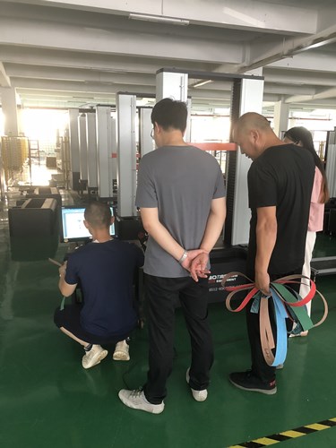 蘇州客戶來我司測(cè)試砂帶接頭拉力試驗(yàn) 蘇州客戶來我司測(cè)試砂帶接頭拉力試驗(yàn)