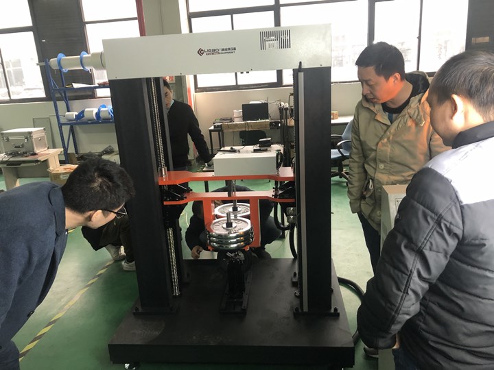 江蘇力高輪轂沖擊試驗機(jī)出廠檢驗中 江蘇力高輪轂沖擊試驗機(jī)出廠檢驗中